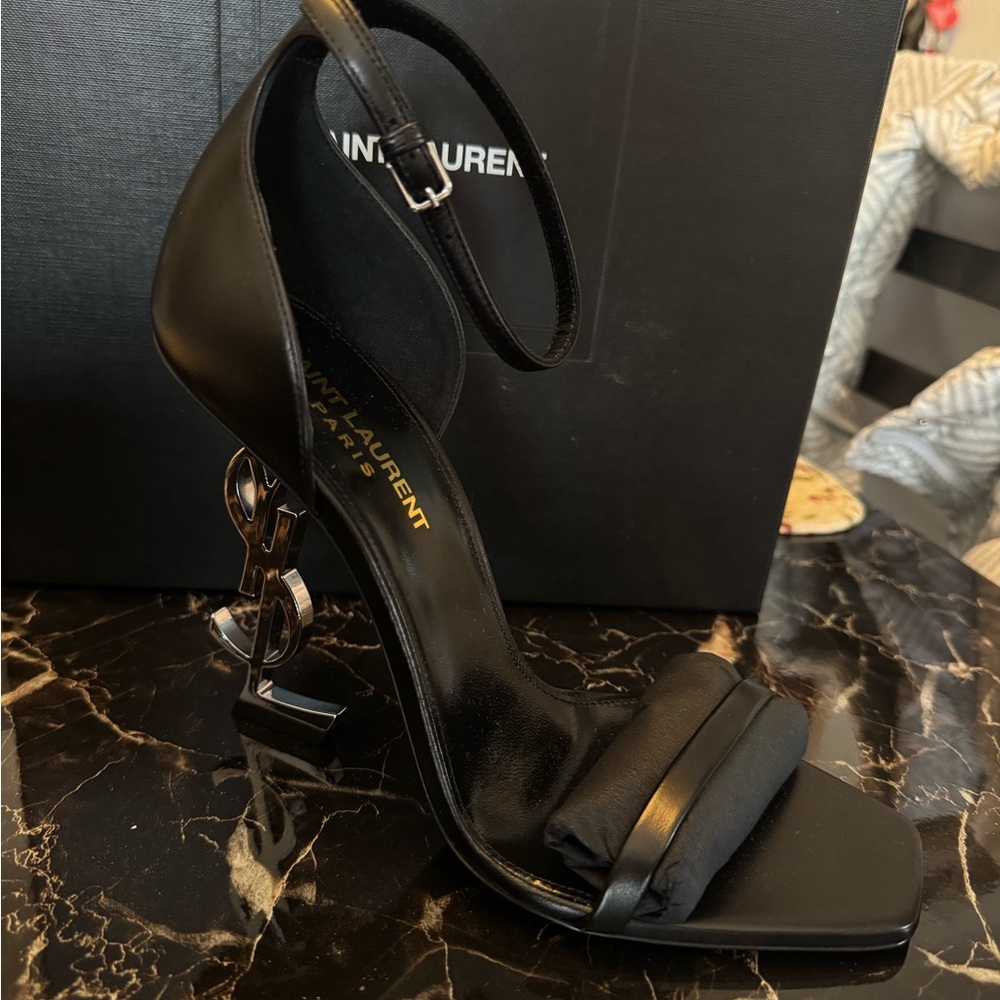never worn, accidentally bought two pairs of the same shoe.